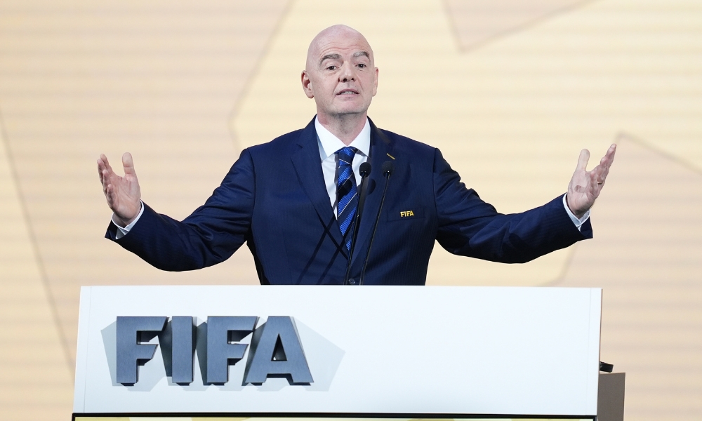 丢人现眼!惨败37分,“宿敌”做出扭臀+比心+贴脸动作,侮辱刘炜.